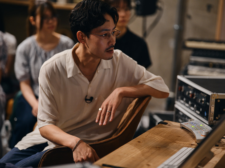 自身の楽曲制作のスタイルについて説明するTENDRE。