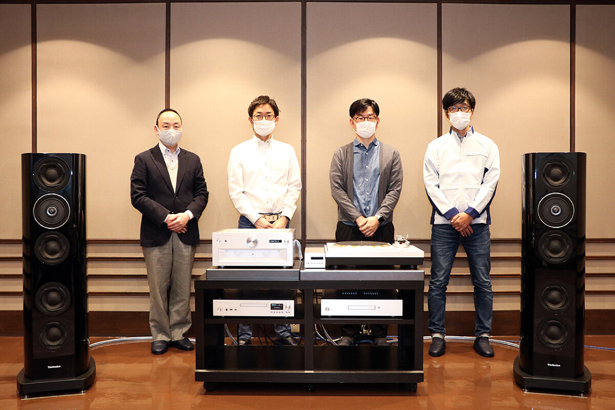 From the right, Mr. Minamata, Mr. Taguchi, Mr. Okuda of Panasonic, and Mr. Konoike who conducted this interview.