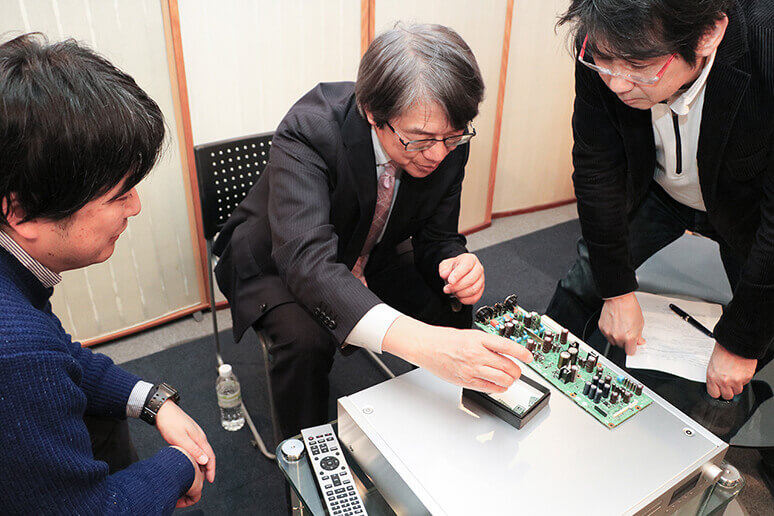 井谷哲也氏がSL-G700の基板について詳細な解説を行う