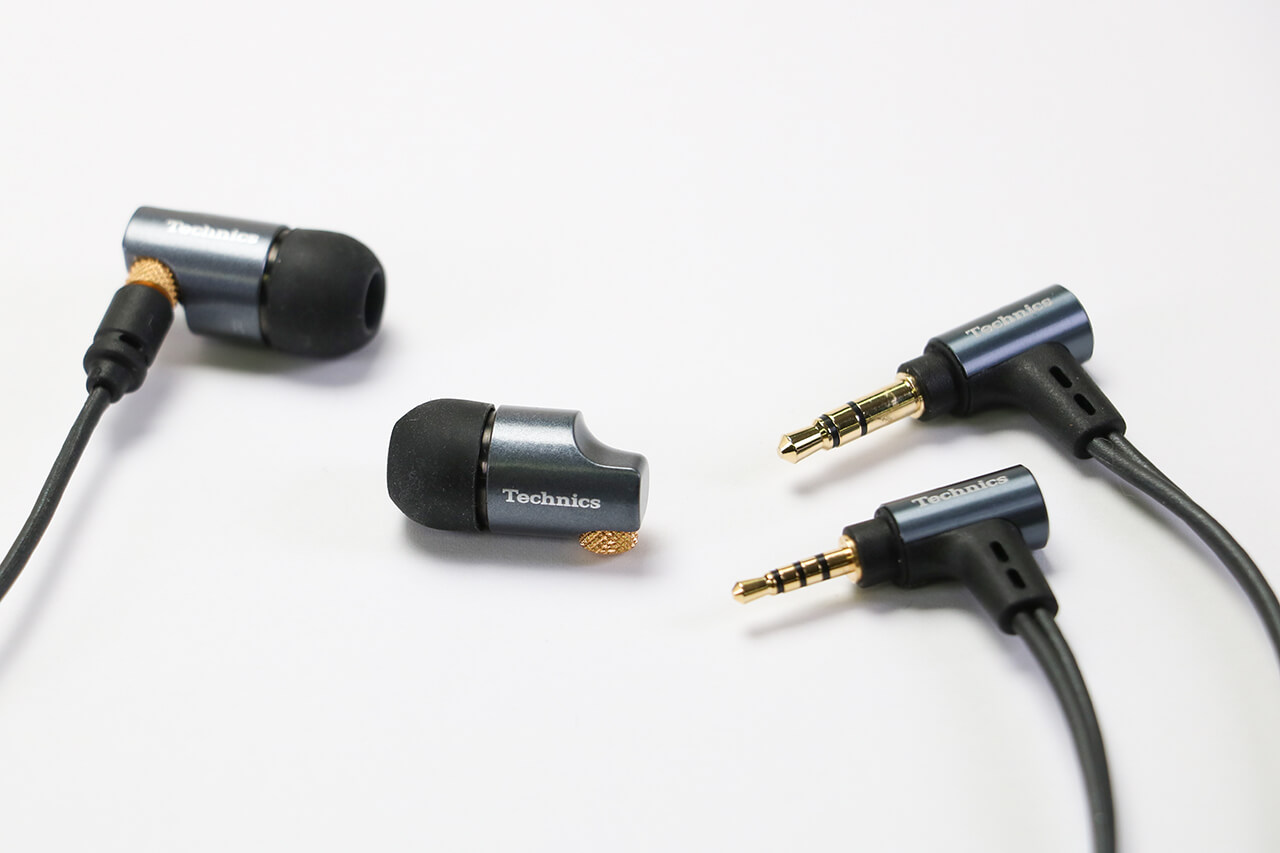 端子はMMCXを搭載。3.5mmアンバランスケーブルに加え2.5mmバランスケーブルが同梱するため、購入してすぐにバランス駆動の音も楽しむことができる